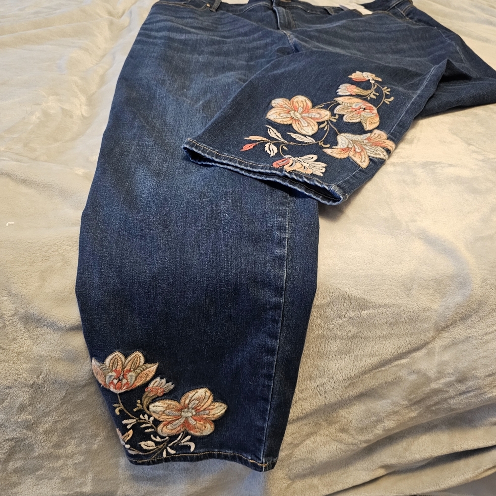 Chico FLORAL embroidered JEANS NWT 3.5 ankle